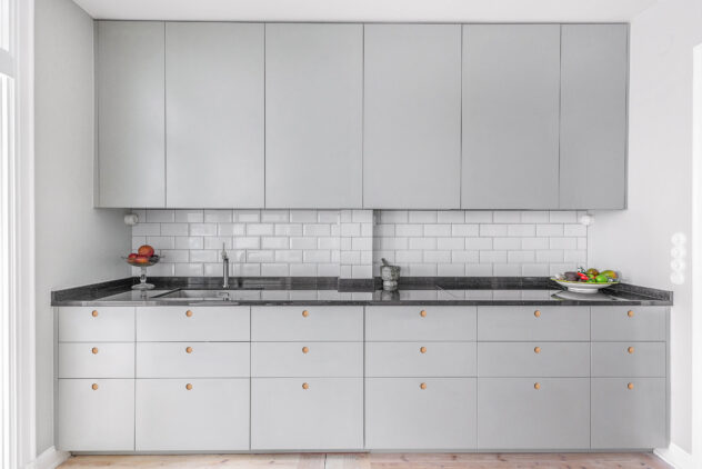 Sleek kitchen cabinet fronts in lacquered MDF with integrated grips GR-Circle with oak details for a natural touch.