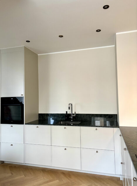 P1-Super Slim doors in painted MDF with a slim frame and a minimalist look.